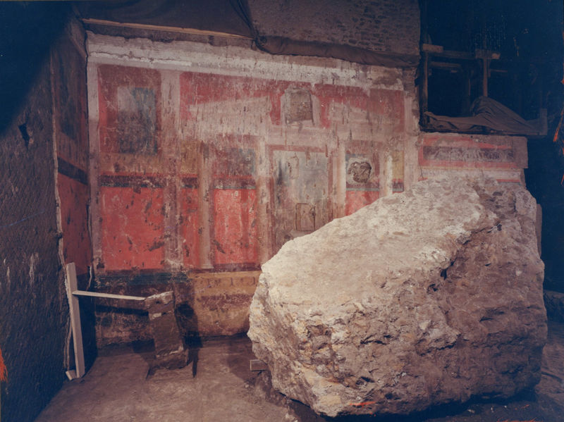001991 - restauro - Casa di Augusto, Oecus, ambiente 13, pittura parietale in secondo stile pompeiano, ricollocata in situ su pannelli nel 2000.
 Bibliografia: Musatti, G. "Casa di Augusto sul Palatino. L'intervento di restauro e considerazioni sulla decorazione pittorica" in Bollettino d'Arte 2, aprile-giugno 2009 (serie VII) pp. 24 e ss. / Iacopi, I. "La Casa di Augusto, le pitture" Electa 2007 
 Neg. serie 13x18 nÂ° 2901