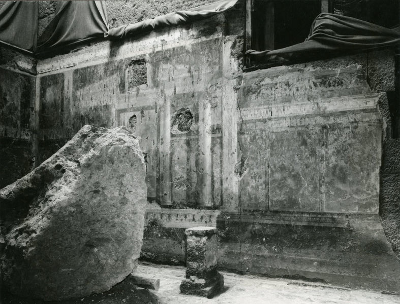 001993 - restauro - Casa di Augusto, Oecus, ambiente 13, pittura parietale in secondo stile pompeiano, ricollocata in situ su pannelli nel 2000.
 Bibliografia: Musatti, G. "Casa di Augusto sul Palatino. L'intervento di restauro e considerazioni sulla decorazione pittorica" in Bollettino d'Arte 2, aprile-giugno 2009 (serie VII) pp. 24 e ss. / Iacopi, I. "La Casa di Augusto, le pitture" Electa 2007 
 Neg. serie 13x18 nÂ° 1351