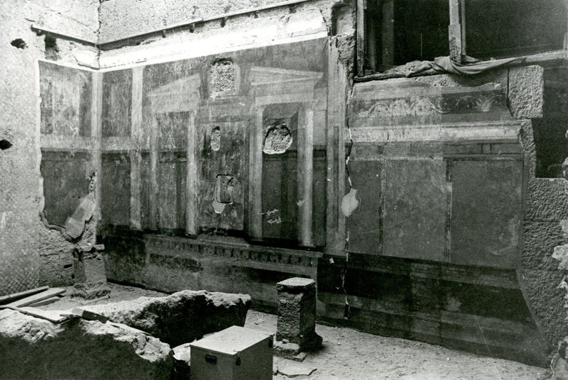 001994 - restauro - Casa di Augusto, Oecus, ambiente 13, pittura parietale in secondo stile pompeiano, ricollocata in situ su pannelli nel 2000.
 Bibliografia: Musatti, G. "Casa di Augusto sul Palatino. L'intervento di restauro e considerazioni sulla decorazione pittorica" in Bollettino d'Arte 2, aprile-giugno 2009 (serie VII) pp. 24 e ss. / Iacopi, I. "La Casa di Augusto, le pitture" Electa 2007 
 Neg. serie Film nÂ° 655
