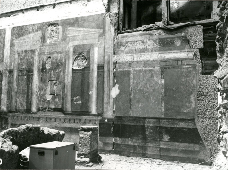 001995 - restauro - Casa di Augusto, Oecus, ambiente 13, pittura parietale in secondo stile pompeiano, ricollocata in situ su pannelli nel 2000.
 Bibliografia: Musatti, G. "Casa di Augusto sul Palatino. L'intervento di restauro e considerazioni sulla decorazione pittorica" in Bollettino d'Arte 2, aprile-giugno 2009 (serie VII) pp. 24 e ss. / Iacopi, I. "La Casa di Augusto, le pitture" Electa 2007 
 Neg. serie 6x6 nÂ° 4095