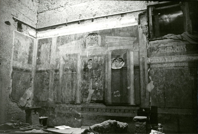 001996 - restauro - Casa di Augusto, Oecus, ambiente 13, pittura parietale in secondo stile pompeiano, ricollocata in situ su pannelli nel 2000.
 Bibliografia: Musatti, G. "Casa di Augusto sul Palatino. L'intervento di restauro e considerazioni sulla decorazione pittorica" in Bollettino d'Arte 2, aprile-giugno 2009 (serie VII) pp. 24 e ss. / Iacopi, I. "La Casa di Augusto, le pitture" Electa 2007 
 Neg. serie Film 648 nÂ° 11