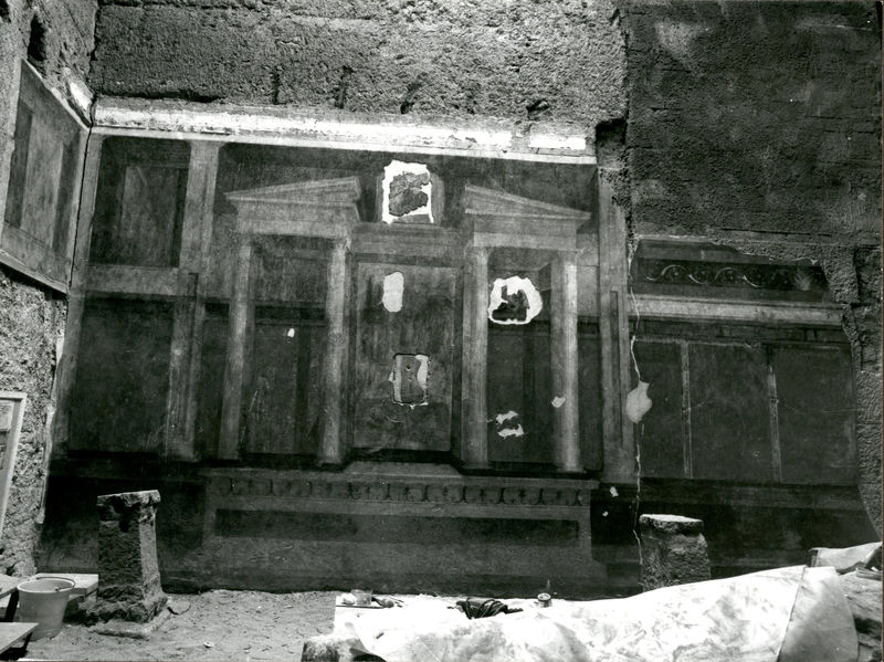 001997 - restauro - Casa di Augusto, Oecus, ambiente 13, pittura parietale in secondo stile pompeiano, ricollocata in situ su pannelli nel 2000.
 Bibliografia: Musatti, G. "Casa di Augusto sul Palatino. L'intervento di restauro e considerazioni sulla decorazione pittorica" in Bollettino d'Arte 2, aprile-giugno 2009 (serie VII) pp. 24 e ss. / Iacopi, I. "La Casa di Augusto, le pitture" Electa 2007 
 Neg. serie 6x6 nÂ° 5060