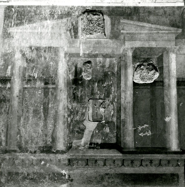 001998 - monumento - Casa di Augusto, Oecus, ambiente 13, pittura parietale in secondo stile pompeiano, ricollocata in situ su pannelli nel 2000.
 Bibliografia: Musatti, G. "Casa di Augusto sul Palatino. L'intervento di restauro e considerazioni sulla decorazione pittorica" in Bollettino d'Arte 2, aprile-giugno 2009 (serie VII) pp. 24 e ss. / Iacopi, I. "La Casa di Augusto, le pitture" Electa 2007 
 Neg. serie 6x6 nÂ° 4014-4015