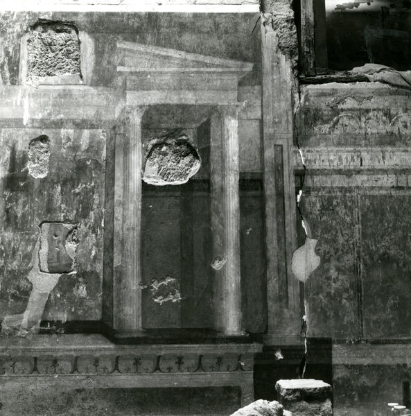 001999 - monumento - Casa di Augusto, Oecus, ambiente 13, pittura parietale in secondo stile pompeiano, ricollocata in situ su pannelli nel 2000.
 Bibliografia: Musatti, G. "Casa di Augusto sul Palatino. L'intervento di restauro e considerazioni sulla decorazione pittorica" in Bollettino d'Arte 2, aprile-giugno 2009 (serie VII) pp. 24 e ss. / Iacopi, I. "La Casa di Augusto, le pitture" Electa 2007 
 Neg. serie 6x6 nÂ° 4010-4011