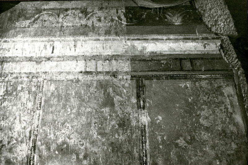 002000 - monumento - Casa di Augusto, Oecus, ambiente 13, pittura parietale in secondo stile pompeiano, ricollocata in situ su pannelli nel 2000.
 Bibliografia: Musatti, G. "Casa di Augusto sul Palatino. L'intervento di restauro e considerazioni sulla decorazione pittorica" in Bollettino d'Arte 2, aprile-giugno 2009 (serie VII) pp. 24 e ss. / Iacopi, I. "La Casa di Augusto, le pitture" Electa 2007 
 Neg. serie Film 648 nÂ° 13
