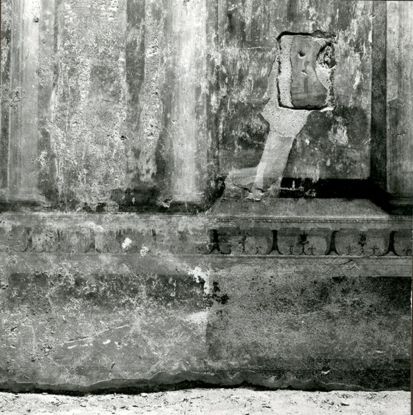 002001 - monumento - Casa di Augusto, Oecus, ambiente 13, pittura parietale in secondo stile pompeiano, ricollocata in situ su pannelli nel 2000.
 Bibliografia: Musatti, G. "Casa di Augusto sul Palatino. L'intervento di restauro e considerazioni sulla decorazione pittorica" in Bollettino d'Arte 2, aprile-giugno 2009 (serie VII) pp. 24 e ss. / Iacopi, I. "La Casa di Augusto, le pitture" Electa 2007 
 Neg. serie 6x6 nÂ° 4012-4013