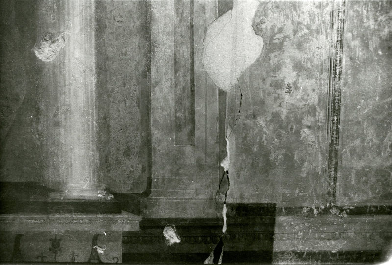 002002 - monumento - Casa di Augusto, Oecus, ambiente 13, pittura parietale in secondo stile pompeiano, ricollocata in situ su pannelli nel 2000.
 Bibliografia: Musatti, G. "Casa di Augusto sul Palatino. L'intervento di restauro e considerazioni sulla decorazione pittorica" in Bollettino d'Arte 2, aprile-giugno 2009 (serie VII) pp. 24 e ss. / Iacopi, I. "La Casa di Augusto, le pitture" Electa 2007 
 Neg. serie Film 648 nÂ° 12