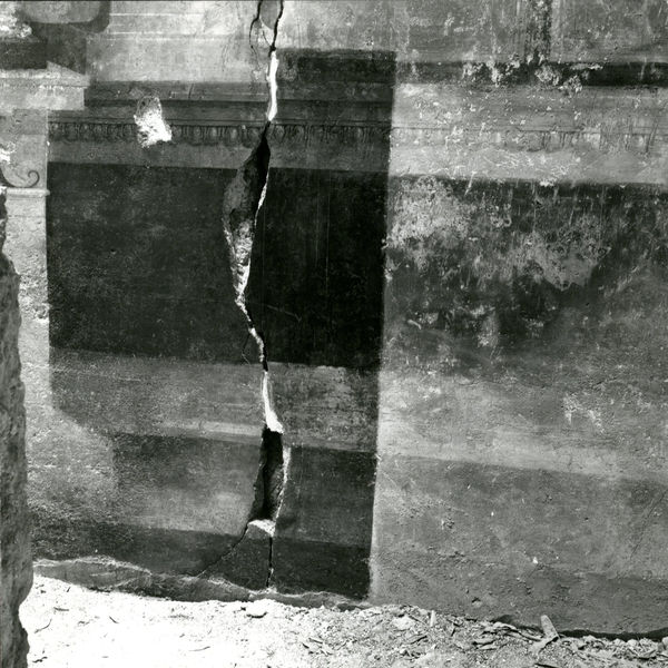 002003 - monumento - Casa di Augusto, Oecus, ambiente 13, pittura parietale in secondo stile pompeiano, ricollocata in situ su pannelli nel 2000.
 Bibliografia: Musatti, G. "Casa di Augusto sul Palatino. L'intervento di restauro e considerazioni sulla decorazione pittorica" in Bollettino d'Arte 2, aprile-giugno 2009 (serie VII) pp. 24 e ss. / Iacopi, I. "La Casa di Augusto, le pitture" Electa 2007 
 Neg. serie 6x6 nÂ° 4016-4017