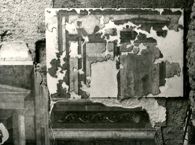 002004 - restauro - Casa di Augusto, Oecus, ambiente 13, pittura parietale in secondo stile pompeiano, ricollocata in situ su pannelli nel 2000.
 Bibliografia: Musatti, G. "Casa di Augusto sul Palatino. L'intervento di restauro e considerazioni sulla decorazione pittorica" in Bollettino d'Arte 2, aprile-giugno 2009 (serie VII) pp. 24 e ss. / Iacopi, I. "La Casa di Augusto, le pitture" Electa 2007 
 Neg. serie 6x6 nÂ° 5099