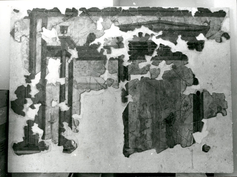 002005 - restauro - Casa di Augusto, Oecus, ambiente 13, pittura parietale in secondo stile pompeiano, ricollocata in situ su pannelli nel 2000.
 Bibliografia: Musatti, G. "Casa di Augusto sul Palatino. L'intervento di restauro e considerazioni sulla decorazione pittorica" in Bollettino d'Arte 2, aprile-giugno 2009 (serie VII) pp. 24 e ss. / Iacopi, I. "La Casa di Augusto, le pitture" Electa 2007 
 Neg. serie Film 723