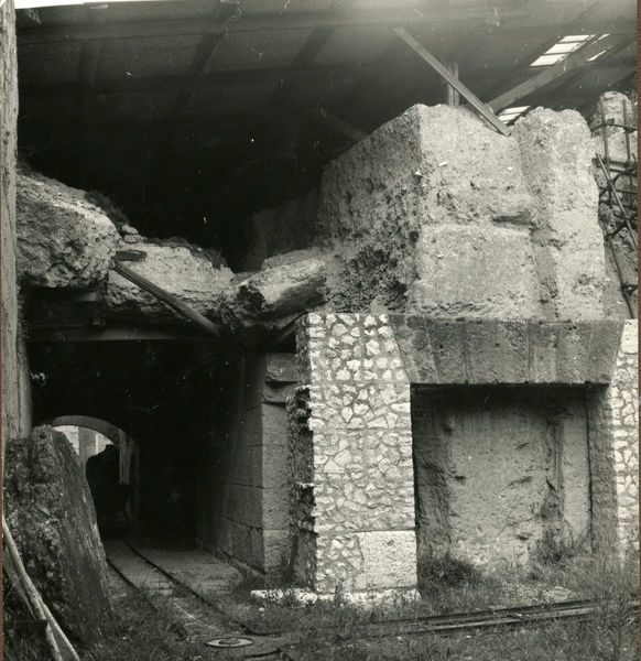 002436 - scavo archeologico - Casa di Augusto, peristilio orientale, restauro e bonifica delle strutture murarie fatiscenti, scavi 1975. Senza negativo