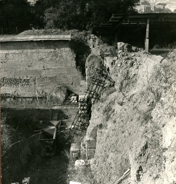 002437 - scavo archeologico - Casa di Augusto, peristilio orientale, restauro e bonifica delle strutture murarie fatiscenti, scavi 1975. Senza negativo