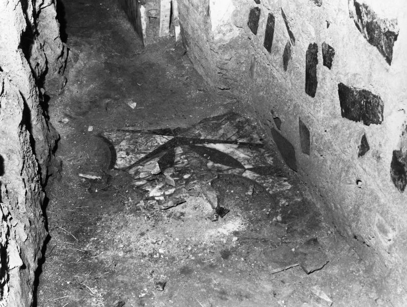 005860 - monumento - Domus Transitoria, tentativo di asportazione delle tarsie del rivestimento in opus sectile pavimentale. Anno 1972. Foto eseguite dai fotografi delle Terme. Senza negativo