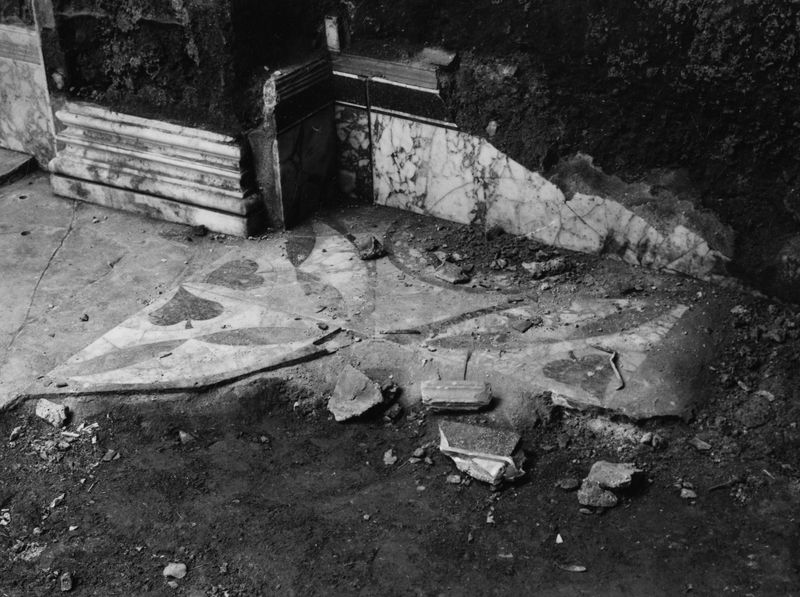 005861 - monumento - Domus Transitoria, tentativo di asportazione delle tarsie del rivestimento in opus sectile pavimentale. Anno 1972. Foto eseguite dai fotografi delle Terme. Senza negativo