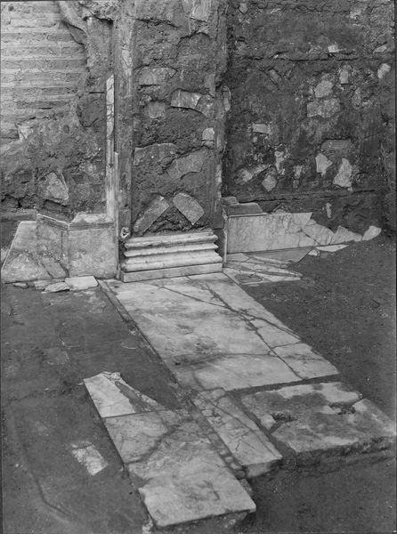 005506 - monumento - Domus Transitoria, pavimento in lastre marmoree, soglia vano A 4. Neg. serie E nÂ° 2094/2097 