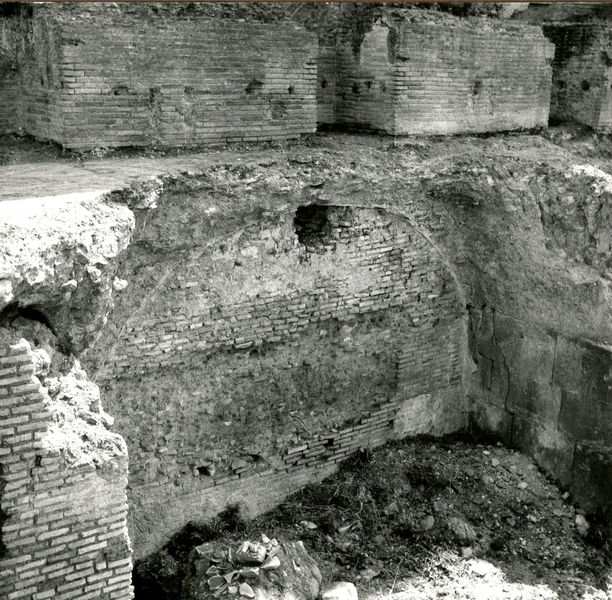 002438 - scavo archeologico - Casa di Augusto, scavi del Peristilio antistante le biblioteche, IÂ° ambiente occidentale (luglio 1966). Neg. serie 6x6 nÂ° 1186