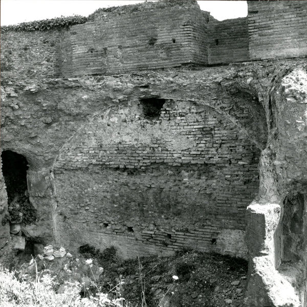 002439 - scavo archeologico - Casa di Augusto, scavi del Peristilio antistante le biblioteche, IÂ° ambiente occidentale (luglio 1966). Neg. serie 6x6 nÂ° 1189