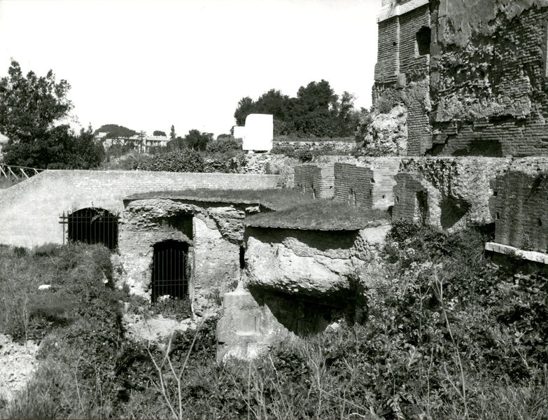 002442 - scavo archeologico - Casa di Augusto, scavi del Peristilio antistante le biblioteche, IÂ° ambiente occidentale (marzo 1967). Neg. serie 6x6 nÂ° 1328