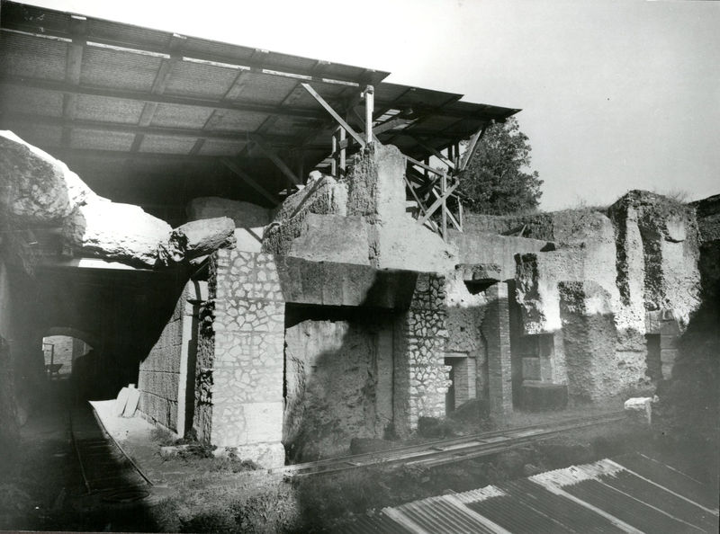 002275 - scavo archeologico - Casa di Augusto, murature presso la fondazione meridionale (M) e strutture in blocchi di cappellaccio di una fase arcaica o alto repubblicana.  Bibliografia: ArchCl
LXII, 2011, pp. 475-487