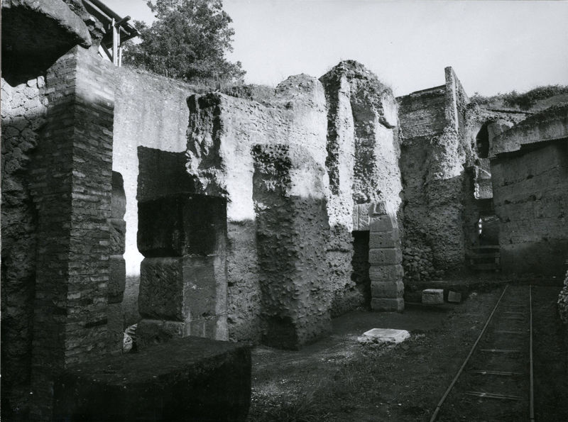 002274 - scavo archeologico - Casa di Augusto, murature presso la fondazione meridionale (M) e strutture in blocchi di cappellaccio di una fase arcaica o alto repubblicana.  Bibliografia: ArchCl
LXII, 2011, pp. 475-487