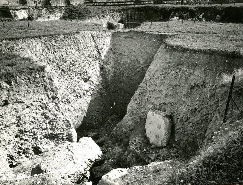 002444 - scavo archeologico - Casa di Augusto, area del peristilio orientale, settore ovest, durante i lavori di scavo, ottobre 1968. Neg. serie 9x12 nÂ° 797