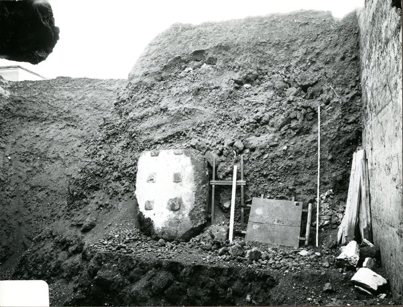 002446 - scavo archeologico - Casa di Augusto, area del peristilio orientale, settore ovest, durante i lavori di scavo, marzo 1968. Neg. serie 9x12 nÂ° 797
