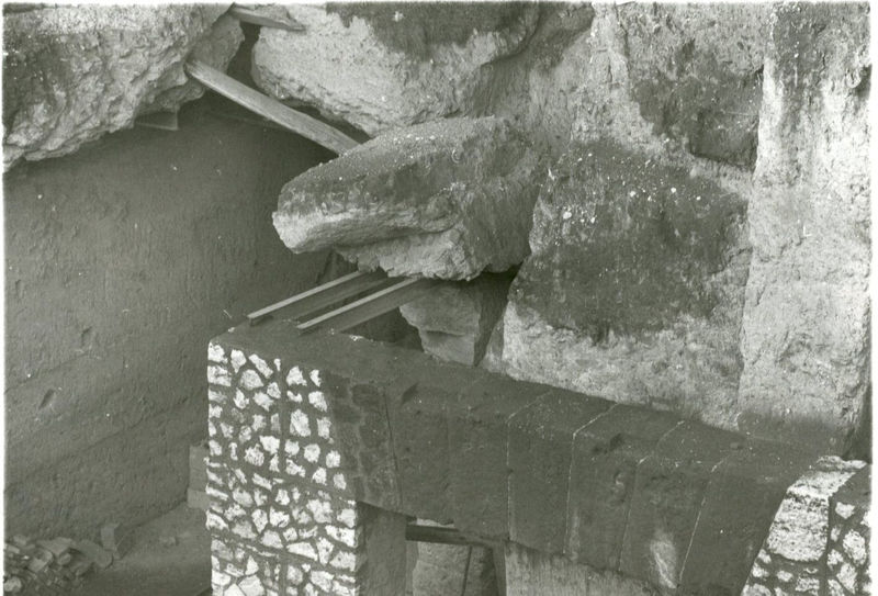 002454 - scavo archeologico - Casa di Augusto, murature presso la fondazione meridionale (M) e strutture in blocchi di cappellaccio di una fase arcaica o alto repubblicana.  Bibliografia: ArchCl
LXII, 2011, pp. 475-487. Neg. serie Film nÂ° 285