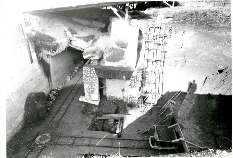 002455 - scavo archeologico - Casa di Augusto, murature presso la fondazione meridionale (M) e strutture in blocchi di cappellaccio di una fase arcaica o alto repubblicana.  Bibliografia: ArchCl
LXII, 2011, pp. 475-487. Neg. serie Film nÂ° 290