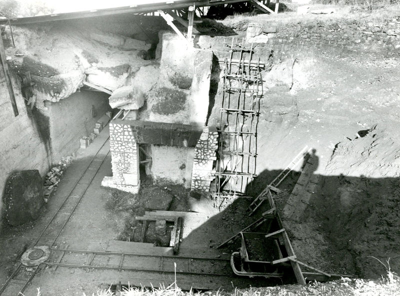 002467 - scavo archeologico - Casa di Augusto, settore ovest del peristilio orientale, fondazione M e cosiddetto "corridoio della volta crollata". Anno di scavo 1971. Neg. serie Film nÂ° 290