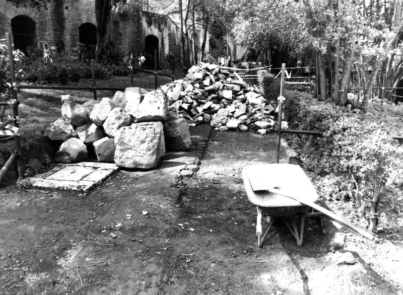 006013 - restauro - Palatino, Horti Farnesiani, il 1Â° ripiano del viale, durante i lavori di restauro; senza negativo