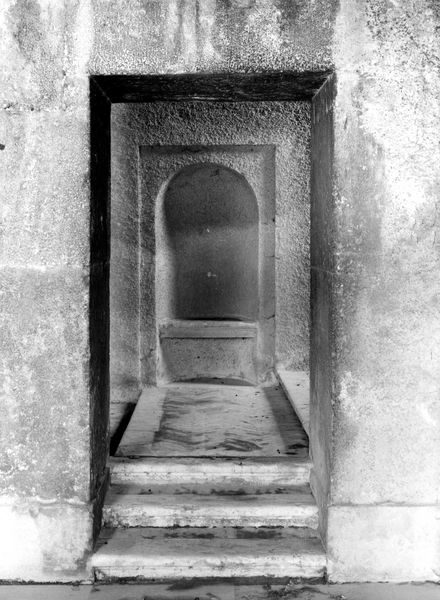 005892 - monumento - Palatino, Horti Farnesiani, il Ninfeo della pioggia, passaggio (dono della biblioteca Hertziana); senza negativo
