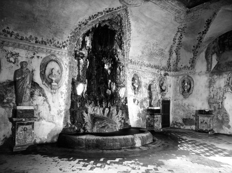 005893 - monumento - Palatino, Horti Farnesiani, il Ninfeo della pioggia, la fontana (Gab. Fot. Naz.); neg. serie E, n. 35314, FILM n. 1212