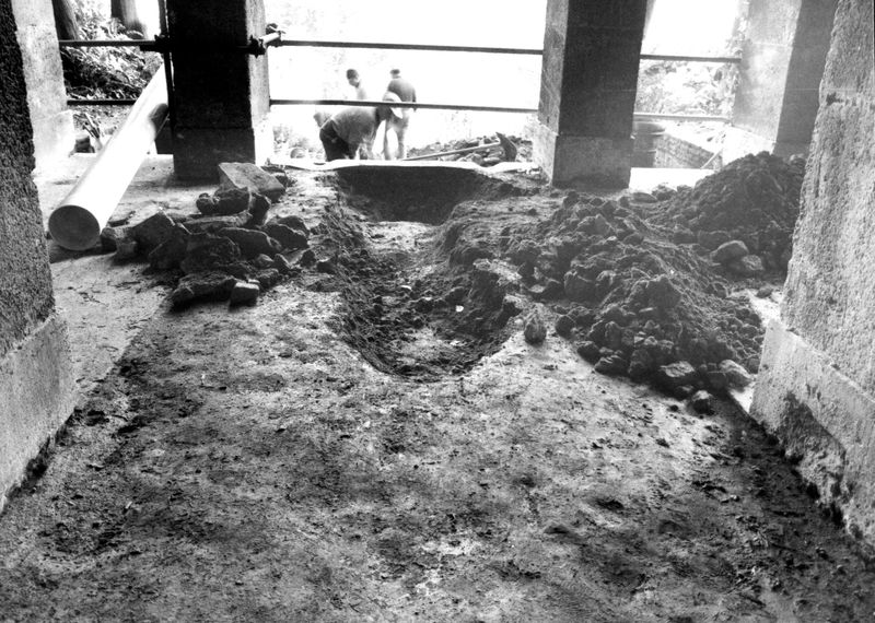 006035 - restauro - Palatino, Horti Farnesiani, lavori di fognature sulle scale, veduta interna, 1/84; neg. serie FILM 1295