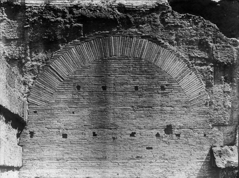 015446 - monumento - Foro Romano, Horrea Agrippiana, lato nord orientale, il muro di fondo della terza taberna; neg. serie E, n. 1066