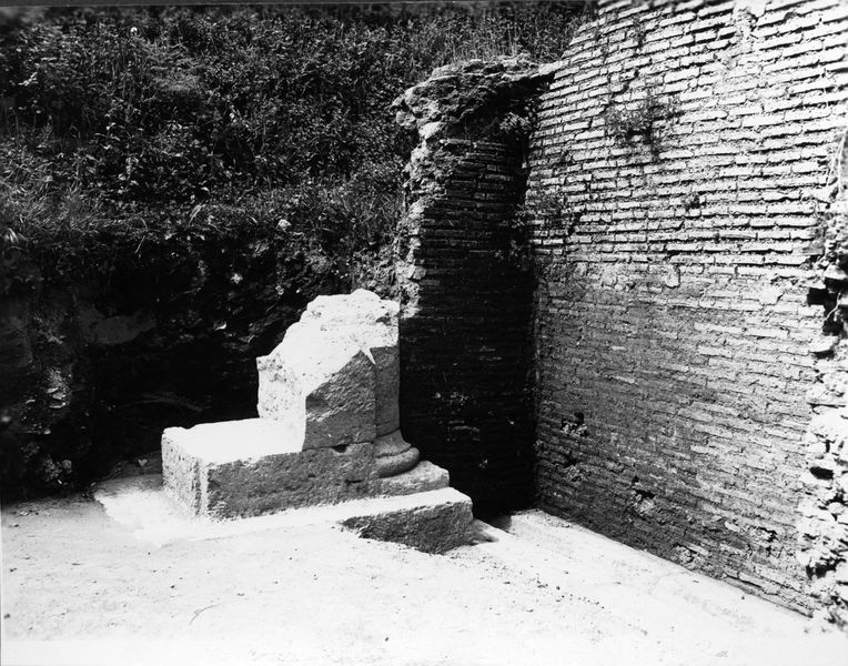 015447 - monumento - Foro Romano, Horrea Agrippiana, particolare di un pilastro con semi colonna; neg. serie E, n. 1859