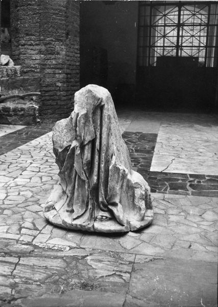 015420 - reperto - Foro Romano, frammenti di una statua, proveniente dalla Horrea Agrippiana, fotografati nel Chiostro di S. Maria Nova; senza negativo