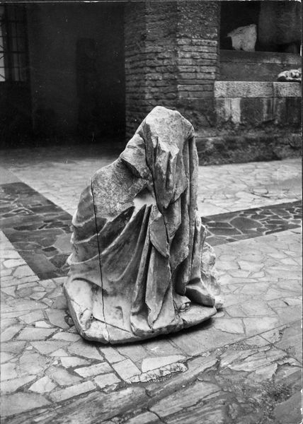 015421 - reperto - Foro Romano, frammenti di una statua, proveniente dalla Horrea Agrippiana, fotografati nel Chiostro di S. Maria Nova; senza negativo