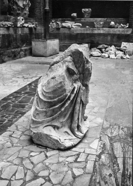 015422 - reperto - Foro Romano, frammenti di una statua, proveniente dalla Horrea Agrippiana, fotografati nel Chiostro di S. Maria Nova; senza negativo
