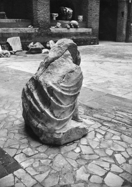 015424 - reperto - Foro Romano, frammenti di una statua, proveniente dalla Horrea Agrippiana, fotografati nel Chiostro di S. Maria Nova; senza negativo