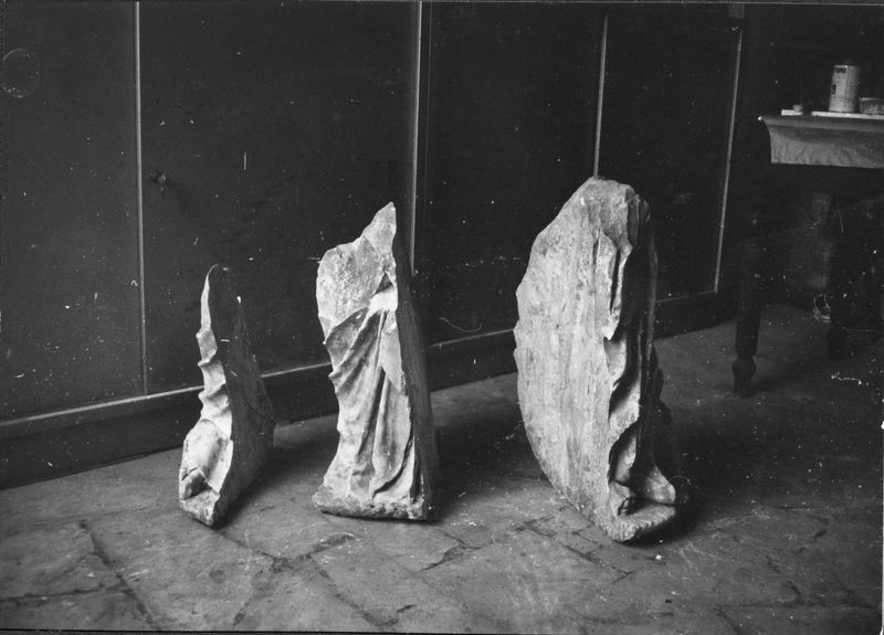 015429 - reperto - Foro Romano, frammenti di una statua proveniente dalla Horrea Agrippiana; senza negativo