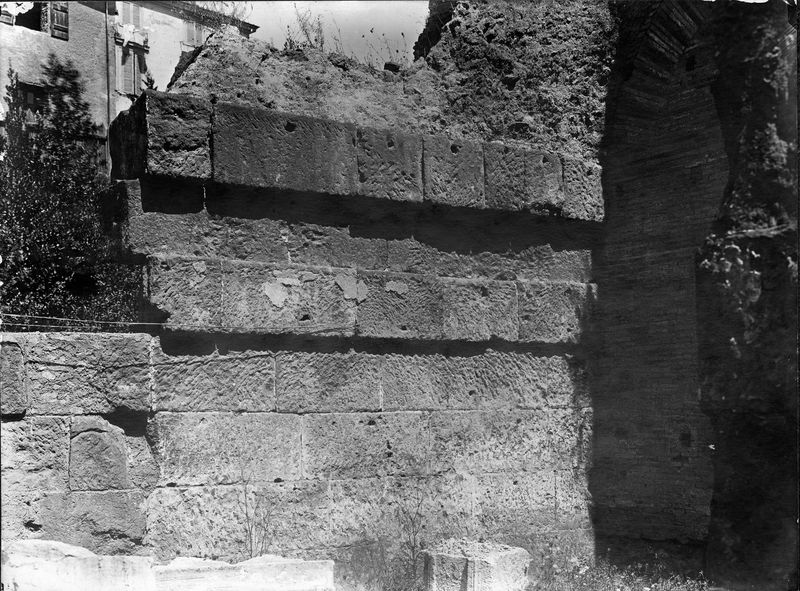 015445 - monumento - Foro Romano, Horrea Agrippiana, lato nord orientale, il muro di sinistra della seconda taberna; neg. serie E, n. 1089