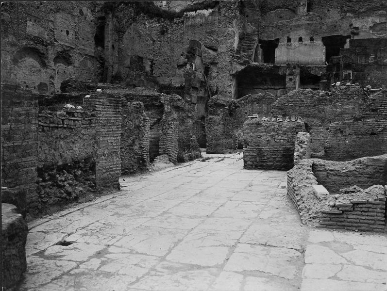 015451 - monumento - Foro Romano, Horrea Agrippiana, costruzioni di epoca tarda nell'area centrale; neg. serie E, n. 1874