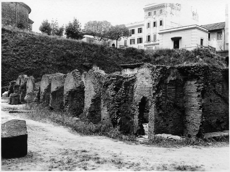 015452 - monumento - Foro Romano, Horrea Agrippiana, costruzioni di epoca tarda nell'area centrale; neg. serie E, n. 1855