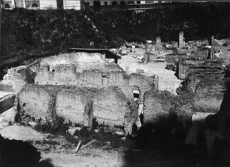 015453 - monumento - Foro Romano, Horrea Agrippiana, costruzioni di epoca tarda nel cortile centrale; neg. serie E, n. 1857