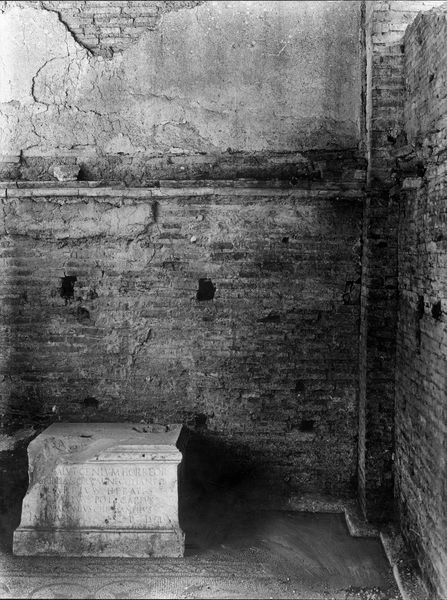015456 - monumento - Foro Romano, Horrea Agrippiana, l'interno dell'edicola del genio; neg. serie E, n. 1867