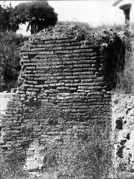 015465 - monumento - Foro Romano, Horrea Agrippiana, lato nord orientale, particolare di un muro di fronte alla terza taberna; neg. serie E, n. 1061