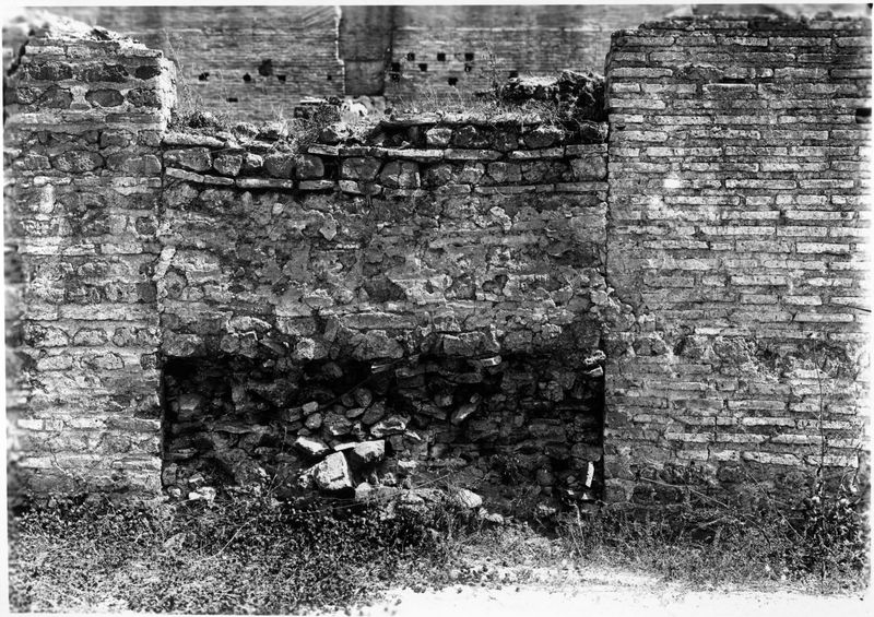 015466 - monumento - Foro Romano, Horrea Agrippiana, lato nord orientale, particolare della muratura della costruzione di epoca bassa di fronte alla quarta taberna; neg. serie E, n. 1865
