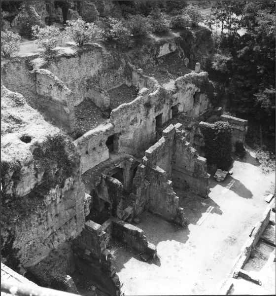 015481 - monumento - Foro Romano, Horrea Hagrippiana, veduta da S. Maria Antiqua delle strutture sul lato sud orientale; neg. serie 6x6, n. 2023