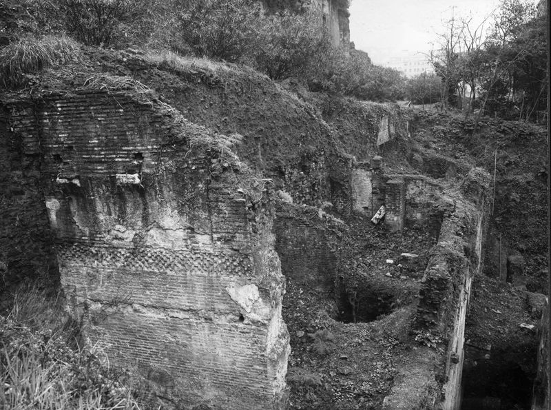 015483 - monumento - Foro Romano, Horrea Hagrippiana, veduta delle strutture sul lato sud orientale e del versante occidentale del Velabro (marzo 1972); neg. serie 9x12, n. 1124