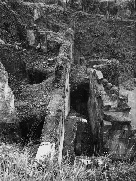 019195 - monumento - Foro Romano, Horrea Hagrippiana, veduta delle strutture sul lato sud orientale e del versante occidentale del Velabro (marzo 1972); neg. serie 9x12, n. 1125